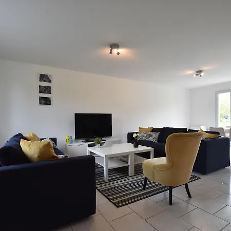 Spacious Holiday In Near Sea בית נופש *