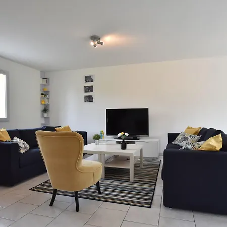 בית נופש Spacious Holiday In Near Sea קולוויל-סור-מר